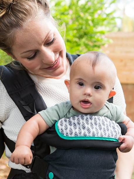 Porta-bebé com babete lavável Flip, 4 em 1, da INFANTINO preto 