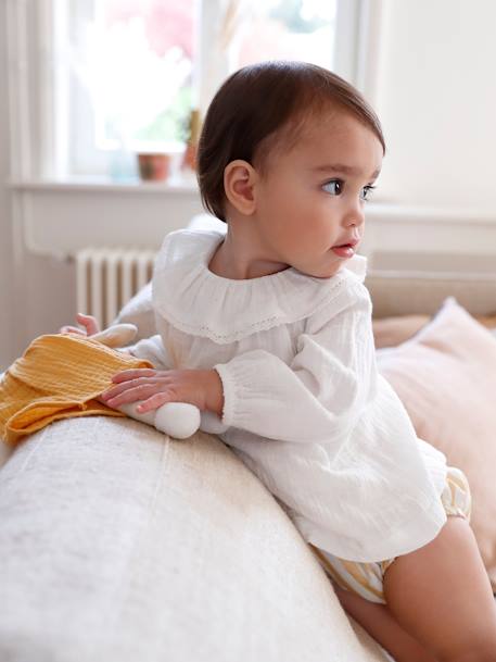 Blusa em gaze de algodão, folho na gola, para bebé cru 