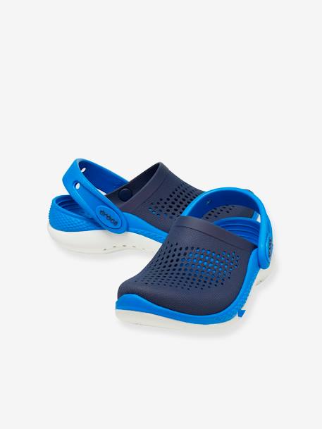 De férias aos seus pés com o Chinelo Crocs Crocband Flip, leve e confo