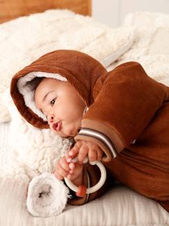 Macacão em bombazina, com sapatinhos e luvas amovíveis, para bebé