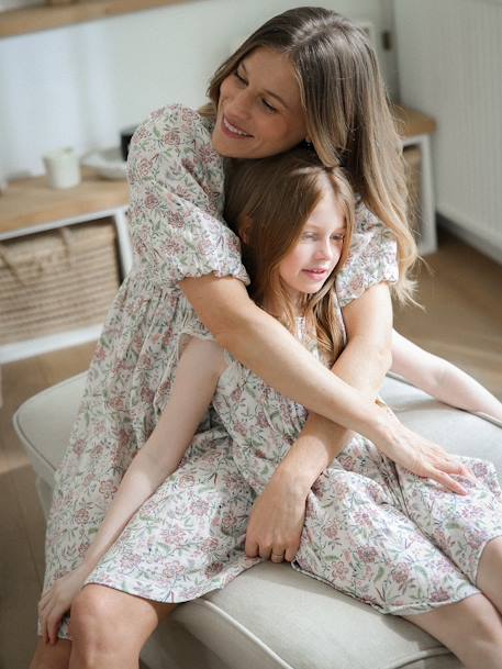 Vestido às flores, em gaze de algodão, coleção cápsula Dia da Mãe, para mulher baunilha 