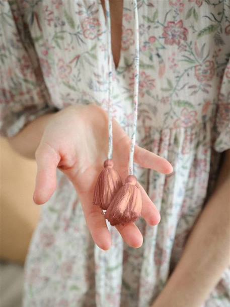 Vestido às flores, em gaze de algodão, coleção cápsula Dia da Mãe, para mulher baunilha 