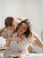 Vestido às flores, em gaze de algodão, coleção cápsula Dia da Mãe, para mulher baunilha 