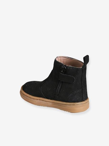 Botas em pele, com fecho preto 