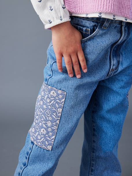 Jeans loose com emblemas às flores, para menina azul medio 